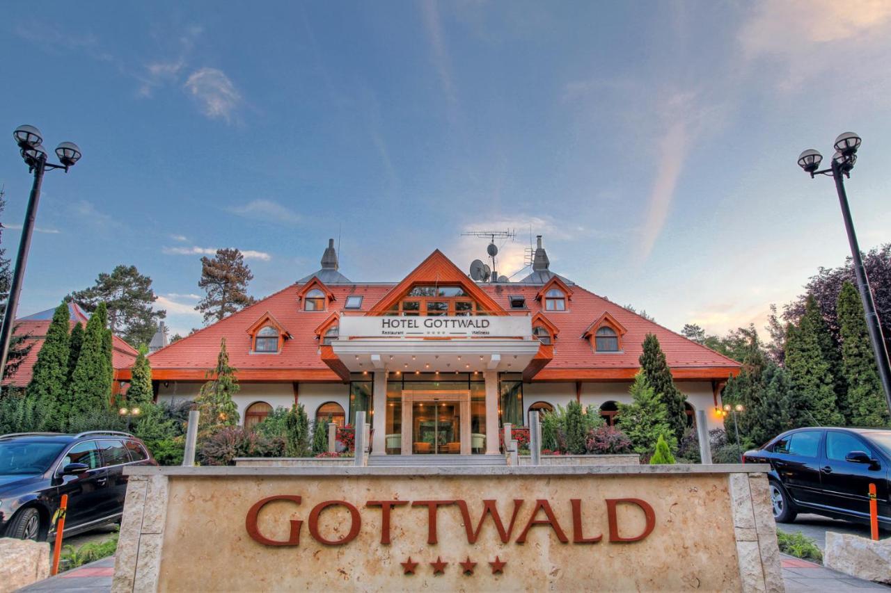 Hotel Gottwald Tata Exterior photo