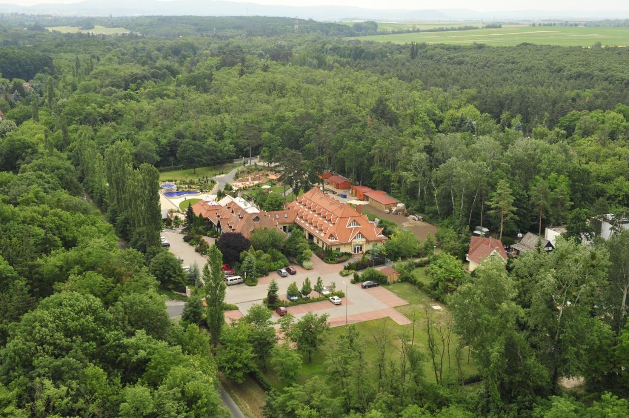 Hotel Gottwald Tata Exterior photo