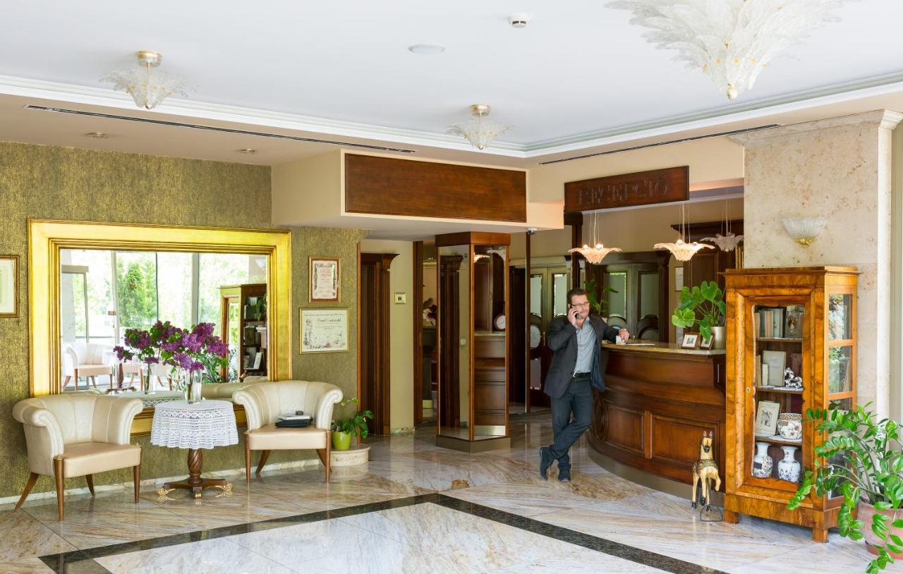 Hotel Gottwald Tata Exterior photo